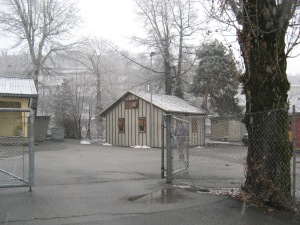 Le foyer d'hébergement pour requérants d'asile La Pinède, à Conthey Valais, sous la neige. Photo: Voix d'Exils