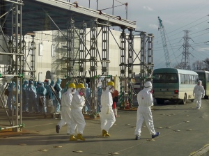 Des travailleurs dans le principal centre de commande du site de Fukushima Daiichi. Photo: IAEA Imagebank (CC BY-NC-ND 2.0) 