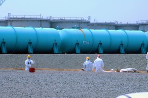 Des employés de TEPCO Fukushima Daiichi Nuclear Power travaillant parmi les citernes de stockage d'eau radioactive de la centrale. Photo: IAEA Imagebank CC BY-NC-ND 2.0.