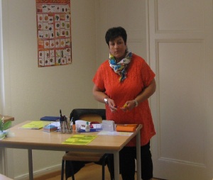 Marie-Pascale: la prof de français dans sa salle de cours. Photo: Voix d'Exils.