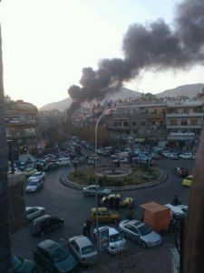Une colonne de fumée suite à une explosion qui s’est déroulée à d’une épicerie se trouvant dans la rue «Al Qosour el Jadid». Image prise depuis l’Al Qosour Square le 20 janvier 2014.Image recueillie sur K.N.N, le profil Facebook d’habitants du quartier Qasaa.