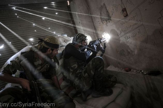 Des rebelles syriens observent les positons ennemies en octobre 2012 à proximité d'Alep. Auteur: Freedom House (CC BY 2.0) 